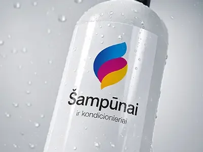 Šampūnų ir kondicionierių buteliukai su kosmetikos etiketėmis